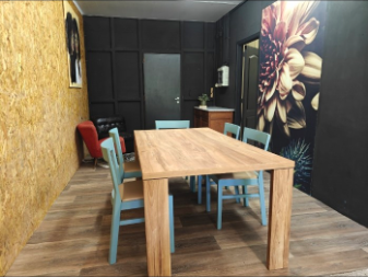 De ruimte in Boom met grote houten tafel en blauwe stoelen